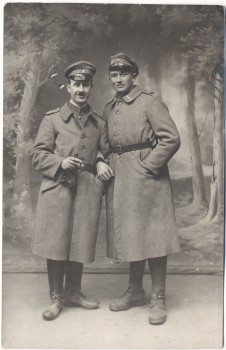 VERKAUFT !!!   AK Foto 2 Soldaten mit Mantel 1.Weltkrieg 1914