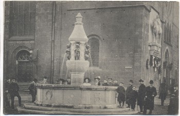 AK Bremen Der neue Brunnen vor der Liebfrauenkirche viele Menschen 1910