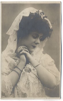 AK Foto schöne Frau in weiss betend 1910