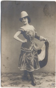 AK Foto Frau mit Rock und Bluse kolonialer Hut 1905