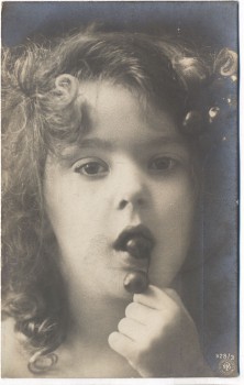 AK Foto Kind mit Kirsche im Mund 1910