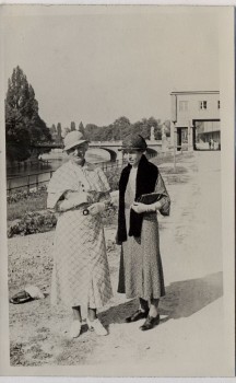 AK Foto München 2 Frauen an der Isar mit Brücke 1930