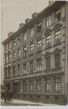 VERKAUFT !!!   AK Foto Leipzig Plagwitz Hausansicht mit Geschäft und Menschen 1909