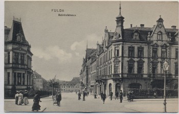 VERKAUFT !!!   AK Fulda Bahnhofstraße mit Hotel Central und Menschen 1908 RAR