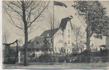 AK Ferienkolonie Niendorf Ostsee b. Travemünde Gebäude mit Fahne 1920