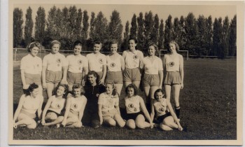 VERKAUFT !!!   AK Foto Eintracht Braunschweig Gruppenfoto Frauenmannschaft Fussball 1941 RAR