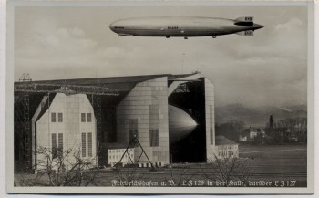 AK Foto Friedrichshafen am Bodensee Zeppelin LZ 129 in der Halle, darüber LZ 127 1937