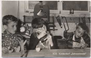 AK SOS-Kinderdorf Schwarzwald Sulzburg Baden Kinder bastelnd 1960