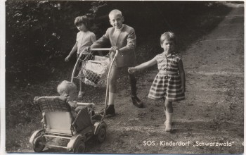 AK SOS-Kinderdorf Schwarzwald Sulzburg Baden Kinder mit Kinderwagen 1960