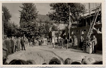 AK Foto Schwarzenbek in Schleswig-Holstein Richtfest Compe-Schule viele Menschen 1951 RAR