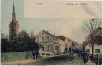 AK Perleberg Wittenbergerstraße mit Kirche und Mostrich-Fabrik viele Menschen 1904 RAR