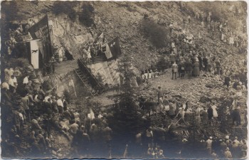 AK Foto Werl in Nordrhein-Westfalen Kundgebung im Steinbruch viele Menschen Fahnen 1935 RAR