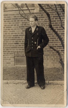 AK Foto Soldat in Uniform Abzeichen 2. WK 1940