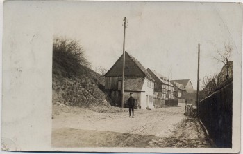 AK Foto Neudorf (Sehmatal) Ortsansicht Kind auf Straße 1920 RAR