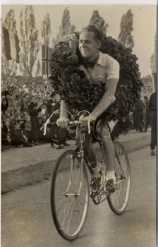 AK Foto Gustav Adolf Täve Schur Radfahrer mit Siegerkranz 1955