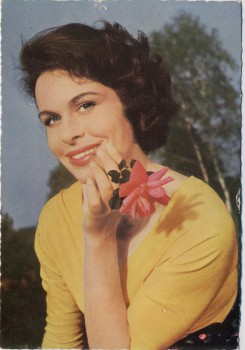 AK Foto Schauspielerin Barbara Rütting mit Blume 1960