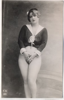 AK Foto Frau stehend mit Mütze nackt nude Hände halb verschlossen YR Paris 1910