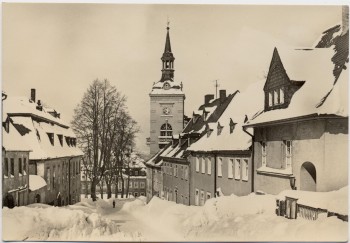 AK Foto Scheibenberg Blick zum Markt mit Rathaus im Winter Erzgebirge 1970