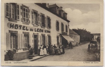 AK Landivisiau Hotel de Leon mit Menschen Bretagne Frankreich 1920 RAR