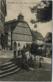 AK Homberg (Efze) Rathaus und Kriegerdenkmal 1912