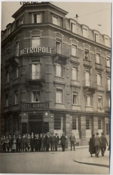 AK Foto Straßburg Strasbourg Hotel Monopole Metropole mit Menschen Bas Rhin Elsass Frankreich 1920 RAR