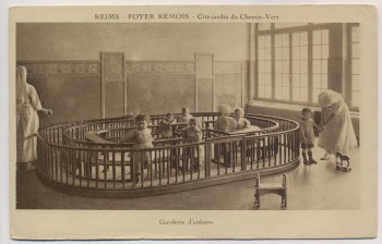 AK Reims Foyer Remois Garderie d'enfants spielende Kinder Marne Frankreich 1920