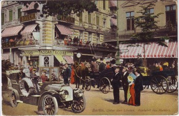 AK Berlin Unter den Linden Ausfahrt des Kaisers Oldtimer Menschen Geschäfte 1910