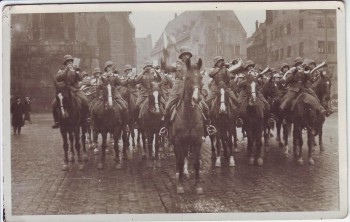 AK Foto Nürnberg Soldaten mit Helm zu Pferd Blasorchester 1935