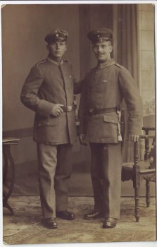 AK Foto 2 Soldaten in Uniform mit Dolch Portrait 1.WK 1915