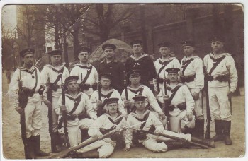 AK Foto Kiel Matrosen Division Gruppenfoto vor Kaserne Feldpost 1915