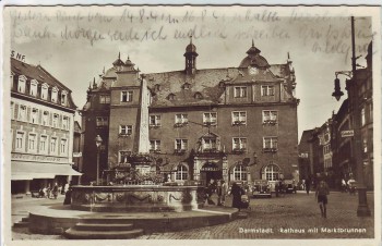 AK Foto Darmstadt Rathaus mit Marktbrunnen Ratskeller Menschen Feldpost 1941