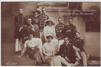 VERKAUFT !!!   AK Foto Die Söhne und Töchter unseres Kaiserpaares Wilhelm II. Gruppenfoto Adel 1914
