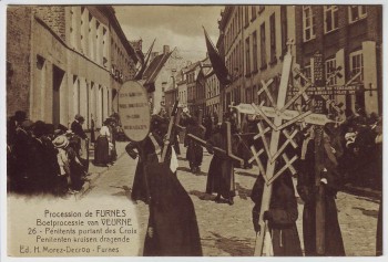 AK Furnes Veurne Procession Penitenten kruisen dragende Nr. 26 Westflandern Belgien 1910