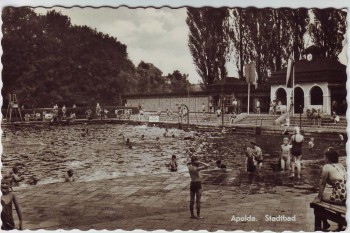 AK Foto Apolda Stadtbad mit Menschen 1960