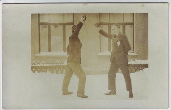 AK Foto 2 Studenten Burschen Fechten Mensur Studentika 1910