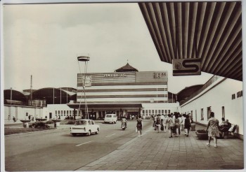 AK Foto Halle (Saale) Hauptbahnhof viel Menschen Trabant 1974