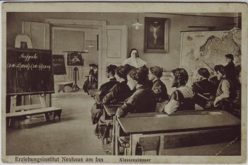 AK Erziehungsinstitut Neuhaus am Inn Klassenzimmer mit Frauen 1910 RAR