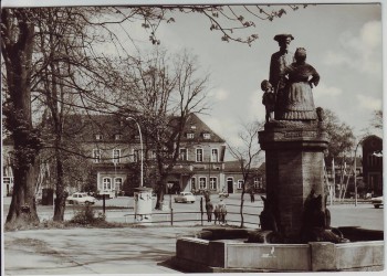 AK Foto Neubrandenburg Mudder-Schulten-Brunnen mit Blick auf Bahnhof 1969