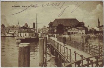 AK Konstanz am Bodensee Partie am Hafen Schiffe Menschen 1910