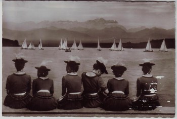 AK Foto Ammersee Segelregatta Wettersteingebirge Frauen in Tracht bei Utting 1950