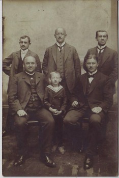 AK Foto Männergruppe mit Kind Regis-Breitingen 1913