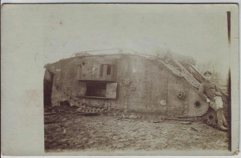 VERKAUFT !!!   AK Foto Zerstörter Britscher Panzer Tank mit Soldat 1.WK Feldpost 1918 RAR