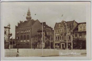 AK Foto Września Wreschen Blick auf Rathaus Markt mit Fahnen Bahnpost Großpolen Posen Polen 1942 RAR