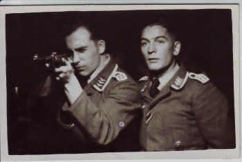AK Foto Oberfeldwebel und Feldwebel mit Gewehr Wehrmacht 2.WK 1940