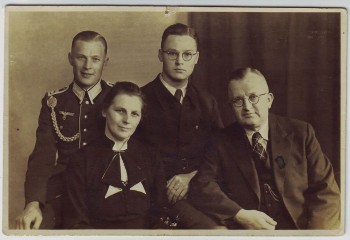 VERKAUFT !!!   AK Foto Gruppenfoto mit Soldat Feldwebel mit Achselschnur Wehrmacht 2.WK 1939