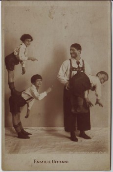 AK Foto Familie Urbani Artisten Variete Künster 1920