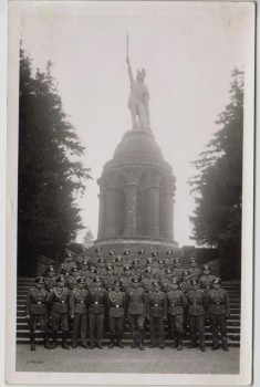 AK Foto Hermannsdenkmal bei Hiddesen Detmold Gruppenbild Soldaten mit Schirmmütze Koppel 1940