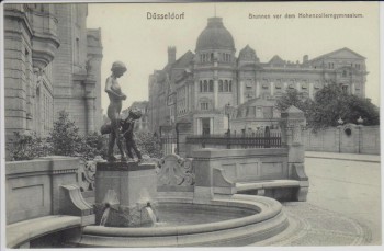AK Düsseldorf Brunnen vor dem Hohenzollerngymnasium 1910