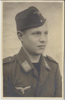 AK Foto Soldat in Uniform Schiffchen Wehrmacht Porträt 2.WK 1943