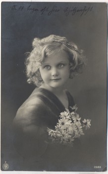 AK Foto Kind Mädchen mit Blumenstrauß 1913